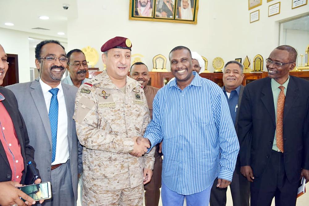 



الفريق الركن الأمير فهد بن تركي مصافحا أعضاء الوفد الإعلامي السوداني.