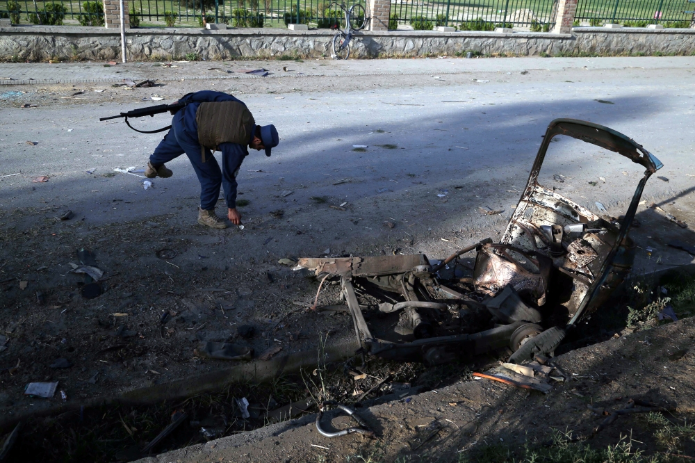 مسؤول أفغاني يتفقد موقع الأنفجار في ملعب للكريكيت في جلال أباد أمس.(إ.ب.أ)