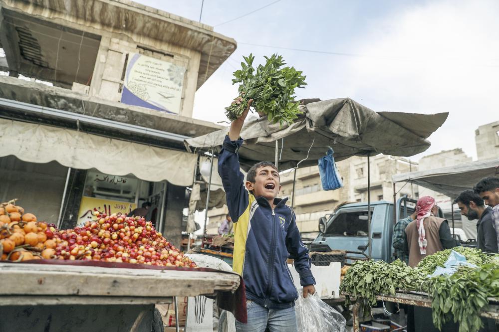 



طفل سوري يبيع الخضراوات في مدينة الباب شمال حلب أمس. (أ.ف.ب)