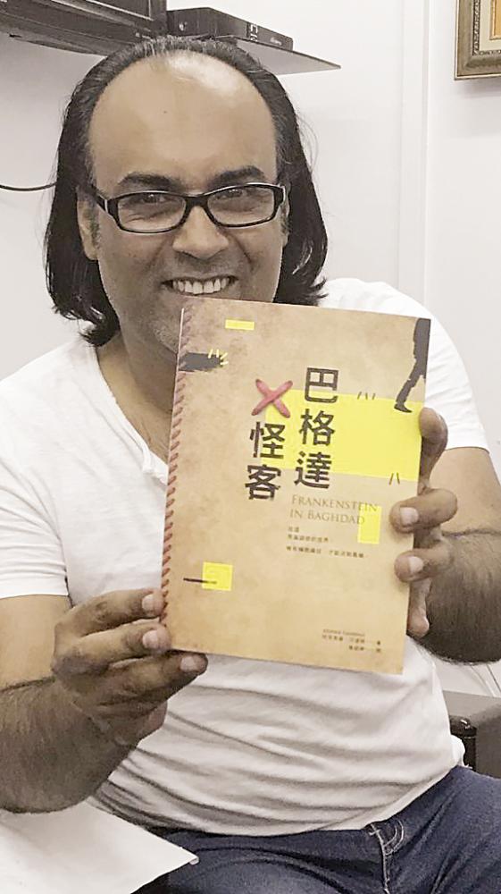 



أحمد سعداوي حاملا رواية «فرانكشتاين في بغداد» المترجمة للغة الصينية.