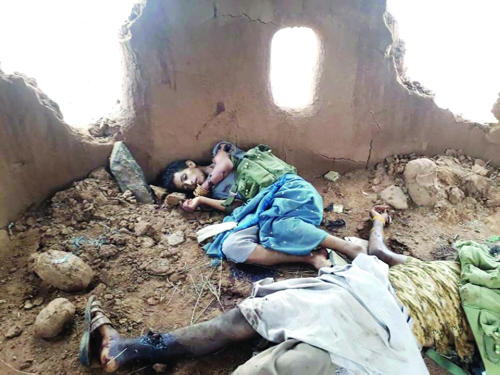 



جثتا عنصرين من ميليشيا الحوثي في جبهة حرض أمس. (إعلام الجيش)، «عكاظ» تعتذر عن بشاعة الصورة.