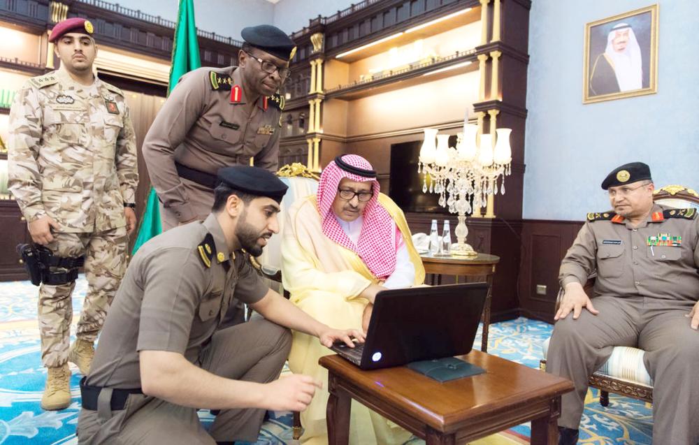 



الأمير حسام بن سعود مطلعا على استعدادات المرور لتأهيل السيدات لقيادة السيارات. (عكاظ)