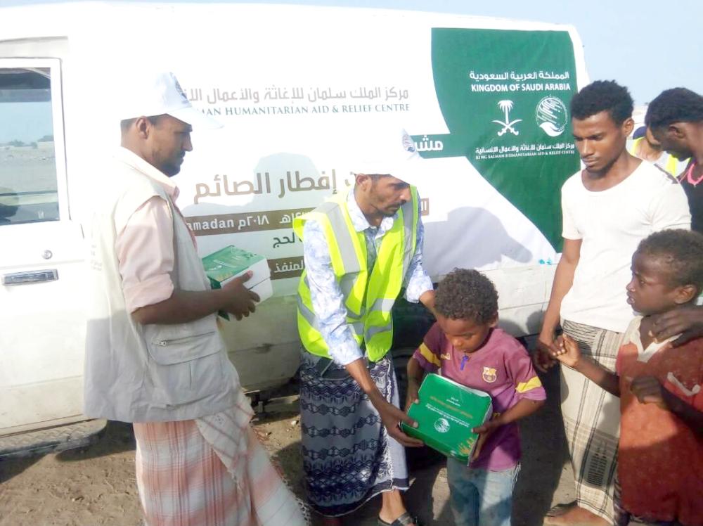 



أطفال في محافظة لحج يحصلون على نصيبهم من وجبة إفطار صائم.