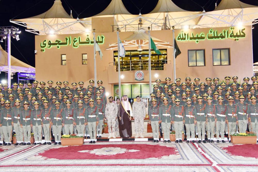 



الأمير عبدالله بن بندر مع خريجي كلية الملك عبدالله للدفاع الجوي.    (تصوير: محمد الزيادي)