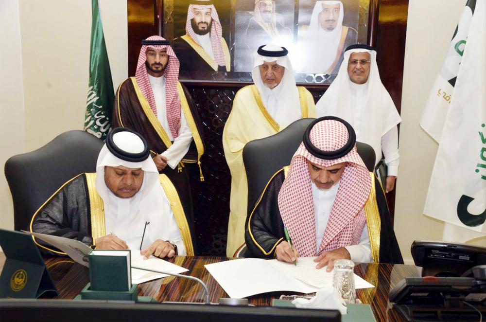 



الأمير خالد الفيصل ونائبه يشهدان توقيع الاتفاقات. (عكاظ)