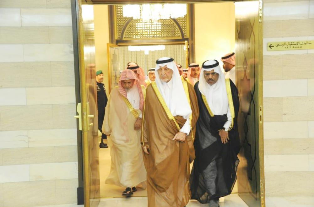 



الأمير خالد الفيصل لحظة وصوله قصر الضيافة.