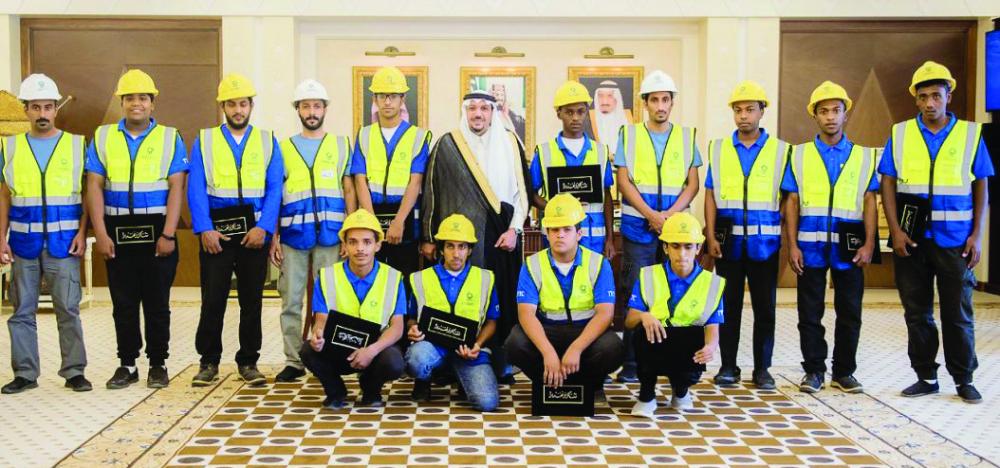 



الأمير فيصل بن مشعل مستقبلا فريق العمل ببرنامج المشروع التقني للصيانة التطوعية.