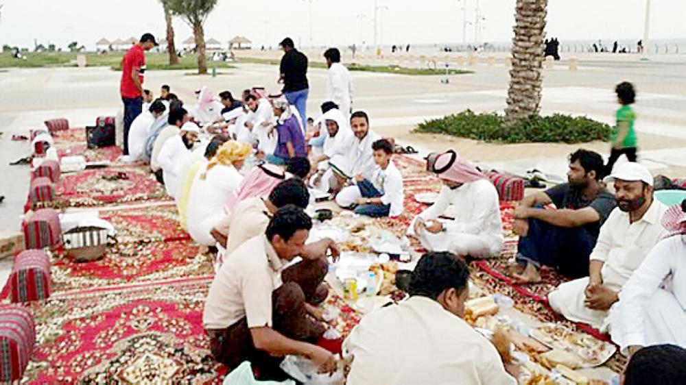 



تفضل العديد من الأسر الجيزانية تناول وجبة الإفطار على شاطى البحر.   تصوير: محمد القيسي