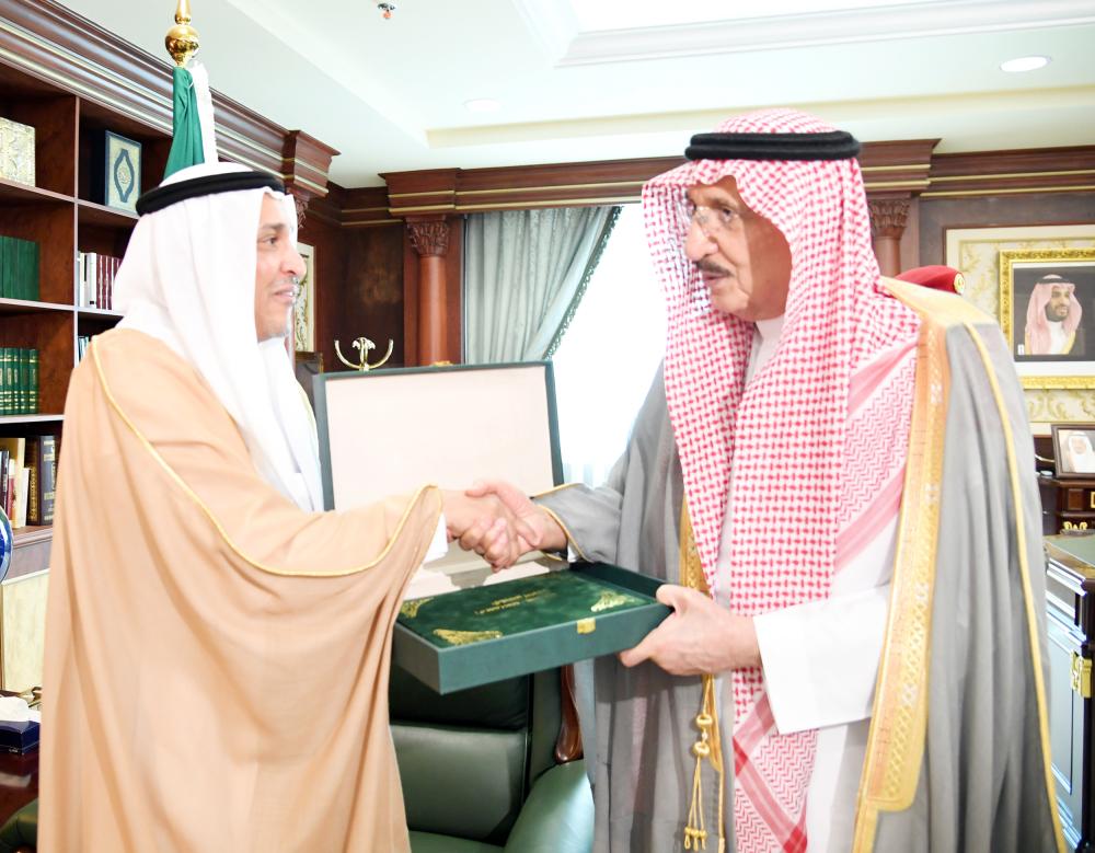 



الأمير محمد بن ناصر يتسلم التقرر السنوي للمياه.  (عكاظ)