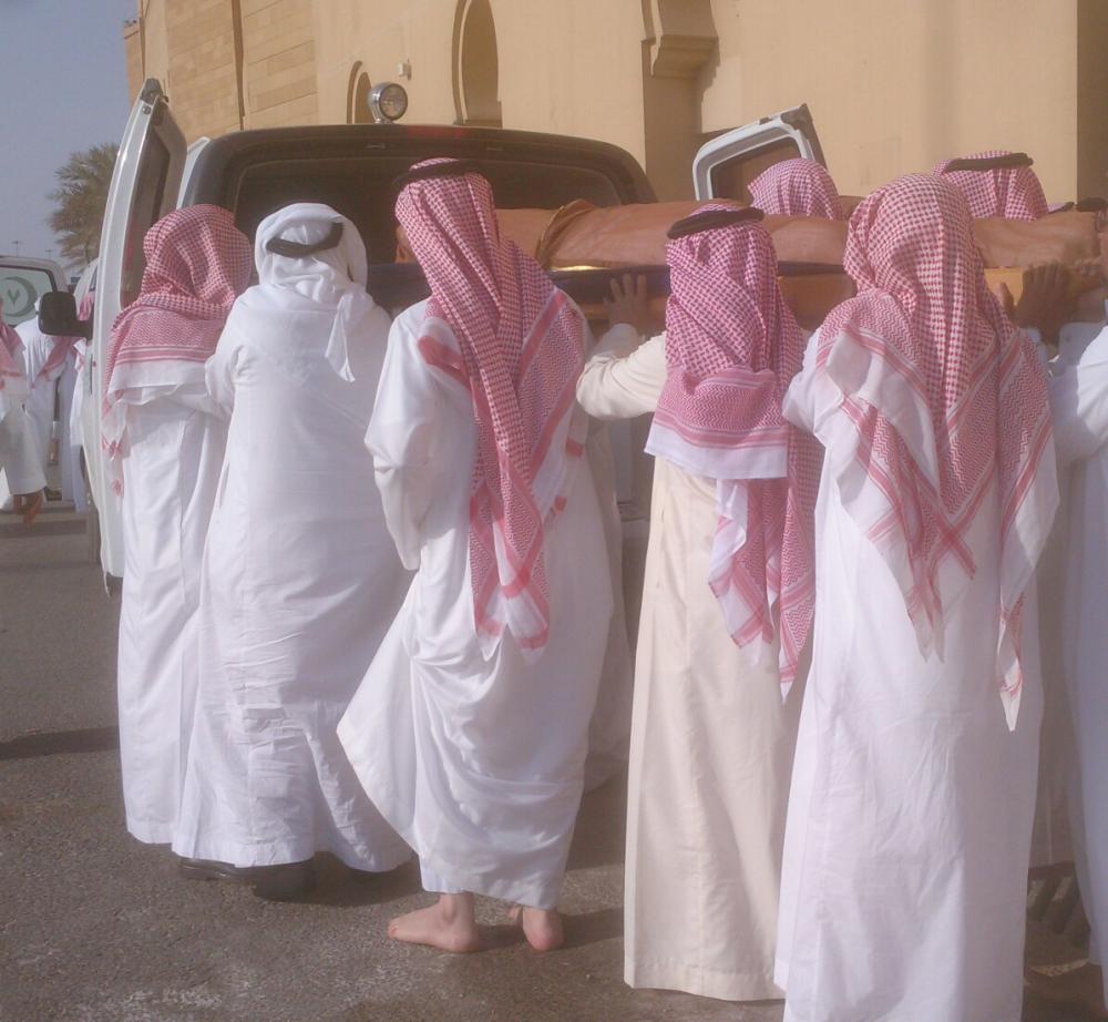 عدد من المصلين أثناء حمل الفقيد باتجاه مقبرة النسيم (تصوير: ماجد الدوسري)