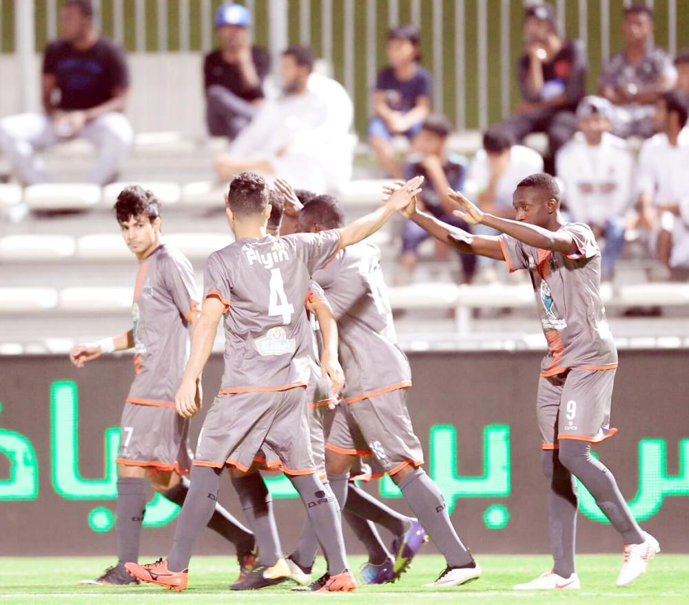 



لاعبو فريق مكة يحتفلون بعد التأهل للدور الثاني. (عكاظ)
