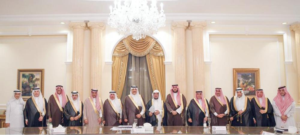 



الأمير محمد بن فهد مع المشاركين في اجتماع أمناء الجامعة. (عكاظ)