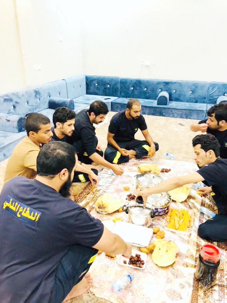 



مائدة الإفطار في مدني الداير حولها رجال نذروا أنفسهم لخدمة وطنهم. (عكاظ)