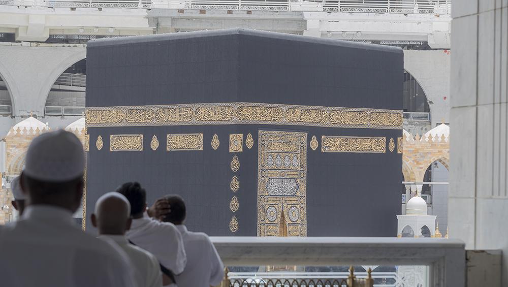 



خطيب المسجد الحرام الشيخ الدكتور فيصل غزاوي خلال خطبة الجمعة أمس. (عكاظ)