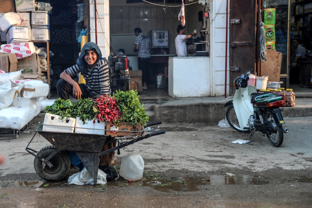 يستعيد السوق الشعبي في بلدة اعزاز مكانته رغم الحروب الطاحنة التي مرت بالبلدة الواقعة بشمال حلب