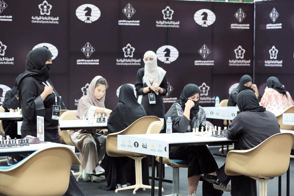 



لاعبات الشطرنج خلال منافسات البطولة. (عكاظ)