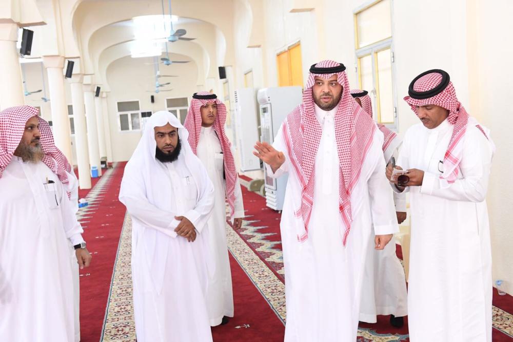 



الأمير فيصل بن خالد متفقدا أحد المساجد.