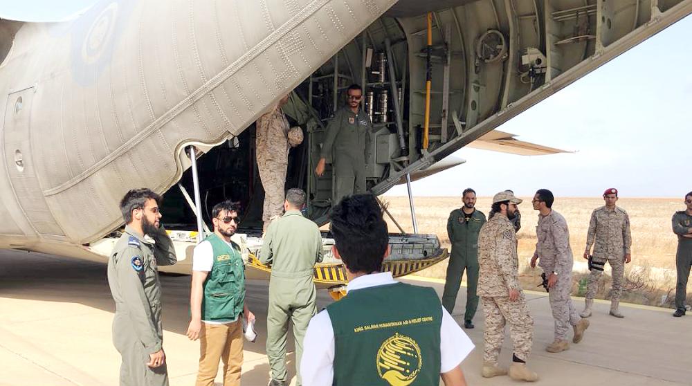 



أولى طائرات الجسر السعودي لدى وصولها إلى سقطرى، وعلى متنها مساعدات إغاثية عاجلة.