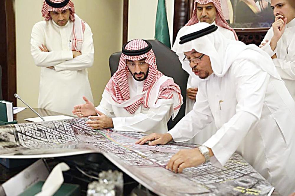 



الأمير عبدالله بن بندر مترئساً الاجتماع. (عكاظ)