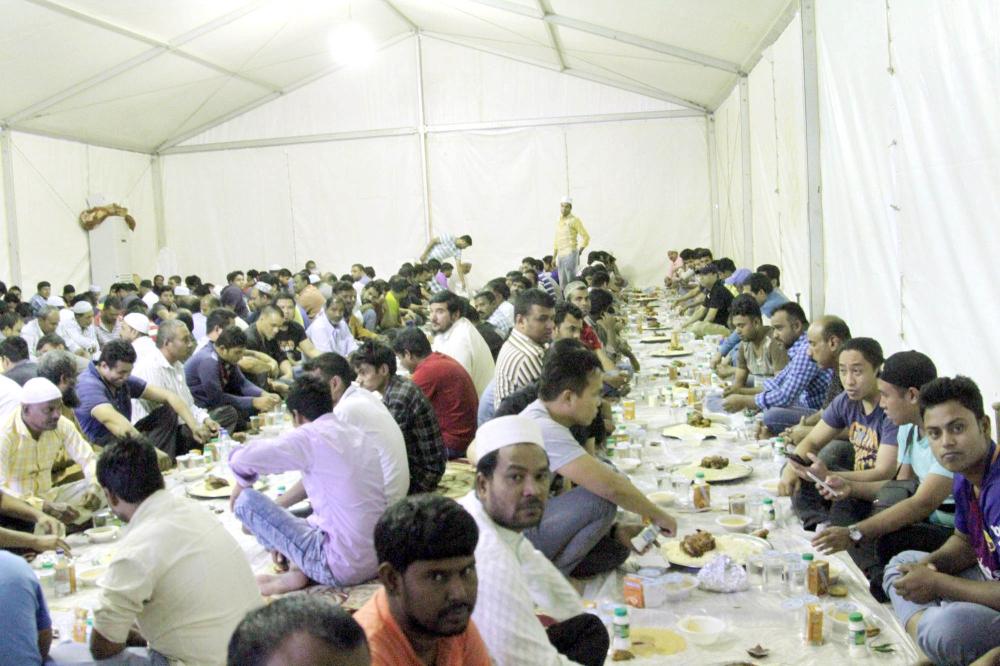 



الخيمة الرمضانية التي أقامها شباب حي السويدي في الرياض لإفطار الصائمين. (تصوير: عبدالعزيز اليوسف).
