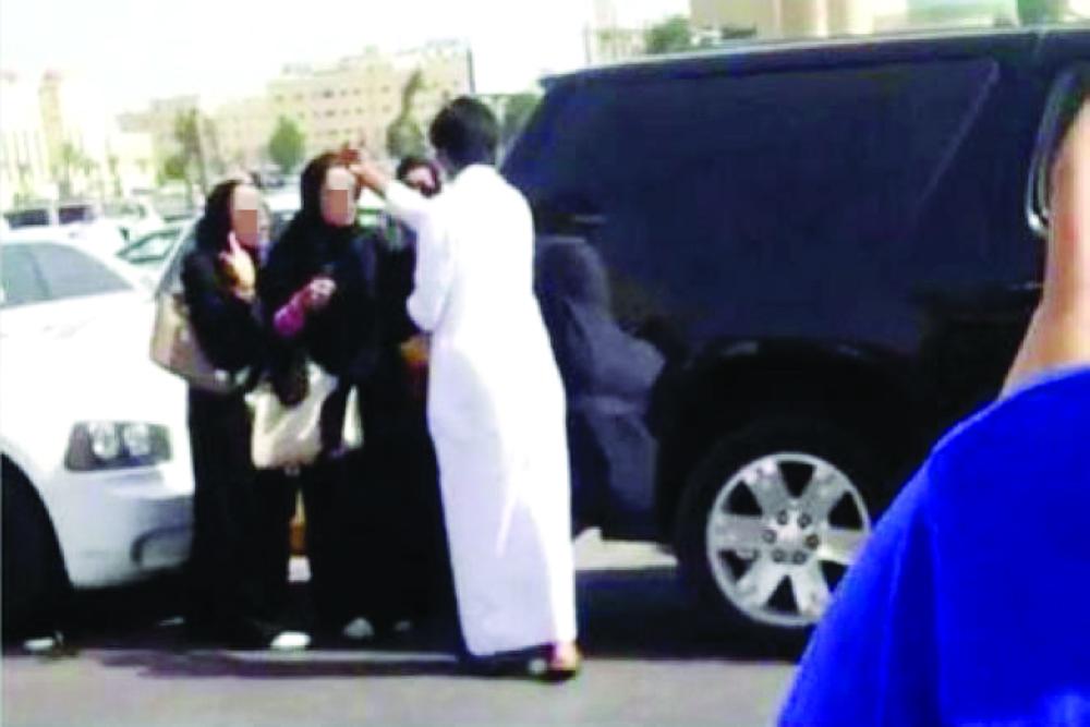 الجهات الأمنية سبق أن حققت في قضية تحرش شهيرة أمام مجمع تجاري في الرياض. (عكاظ)