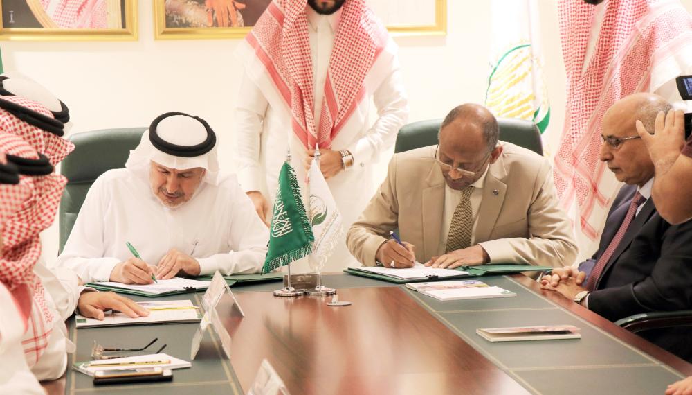 



الربيعة يوقع أحد الاتفاقات الـ4 أمس في الرياض. (واس)