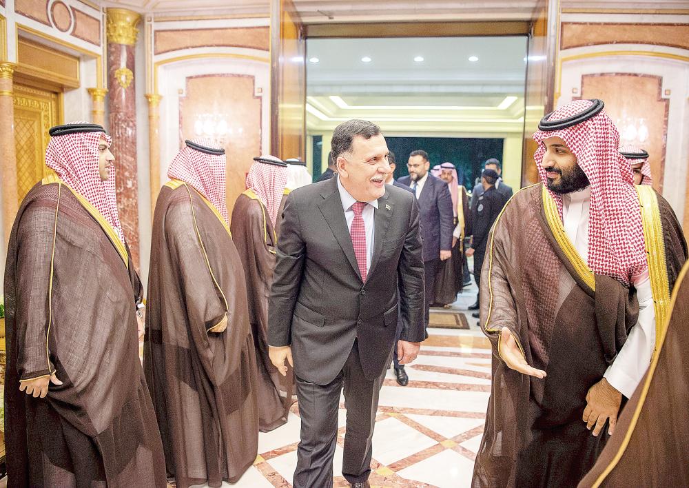 



الأمير محمد بن سلمان مرحبا بالسراج مساء أمس الأول في جدة. (واس)