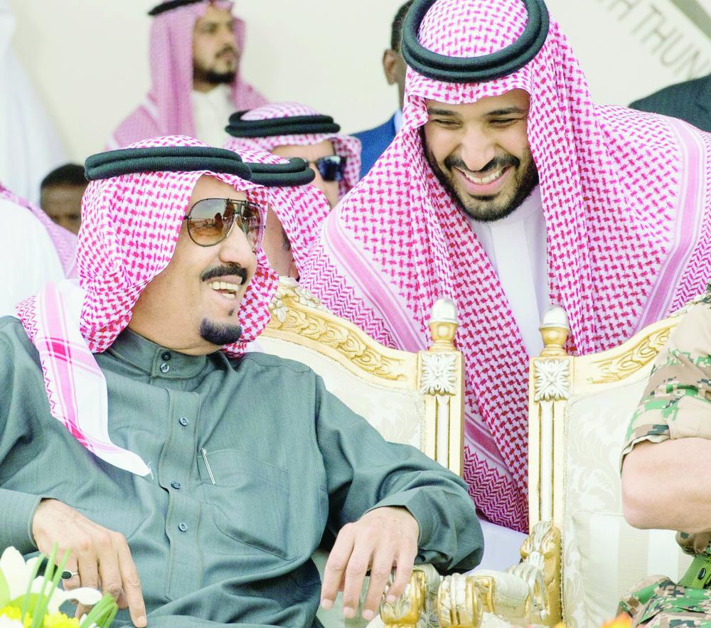



الملك سلمان بن عبدالعزيز في حديث باسم مع ولي عهده الأمير محمد بن سلمان.