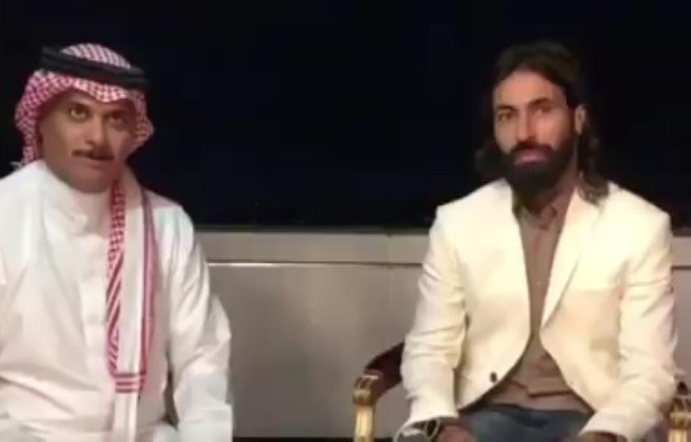 سعود الحربي وبجانبه حسين عبدالغني بعد التوقيع لأحد.