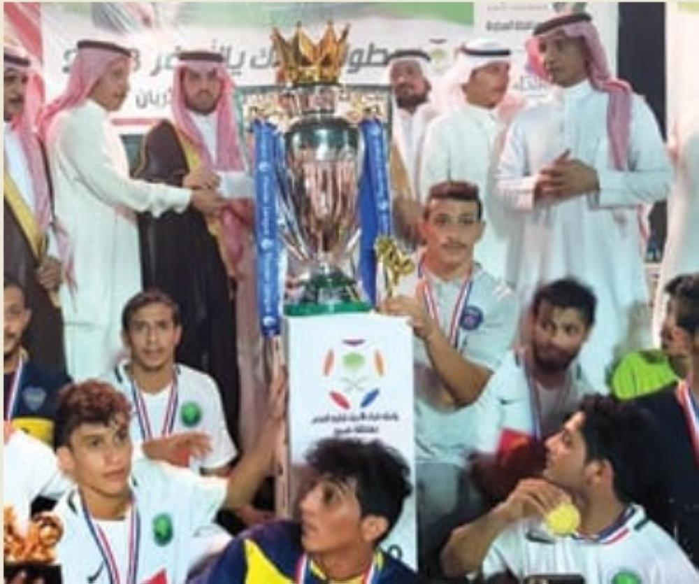 لاعبو فريق عميد حرب يحملون كأس بطولة دورة التعاون الرمضانية.
