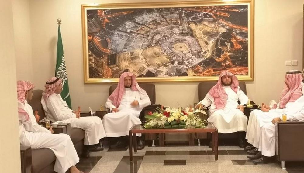 النائب العام متفقداً سير العمل في فرع «النيابة العامة» بمكة المكرمة. (حساب النيابة العامة في «تويتر»)