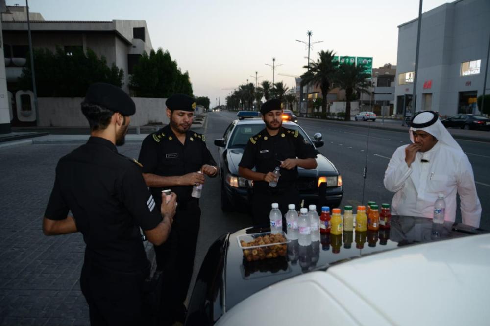 إفطار على حقيبة دورية أمنية.