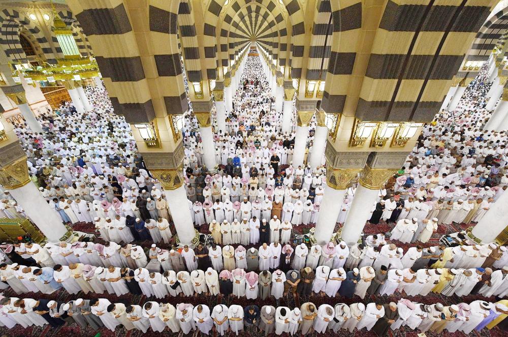 



المسجد النبوي اكتظ بمئات الآلاف من المصلين في صلاة القيام ودعاء ختم القرآن.