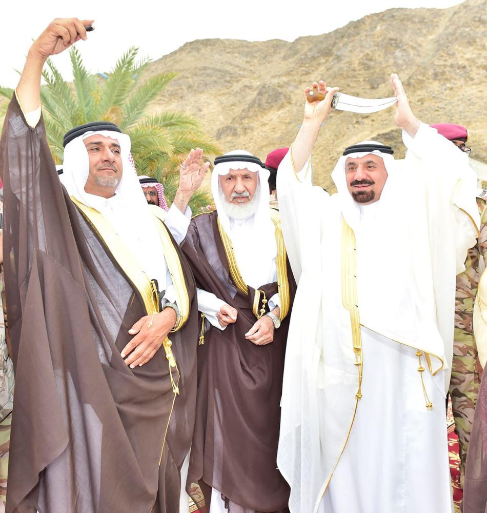  الأمير جلوي بن عبدالعزيز يشارك في العرضة السعودية 