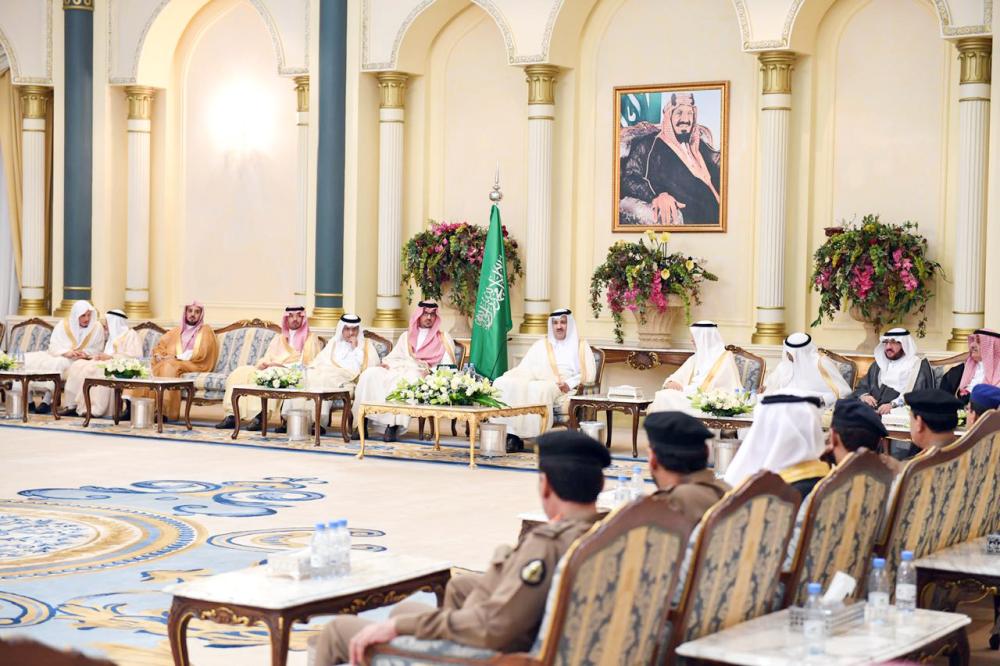 



 الأمير فيصل بن سلمان مستقبلاً المهنئين بالعيد.