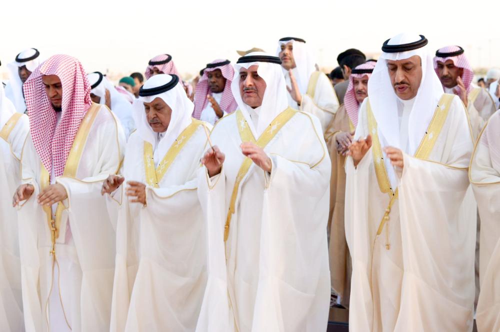  الأمير فهد بن سلطان يؤدي الصلاة 
