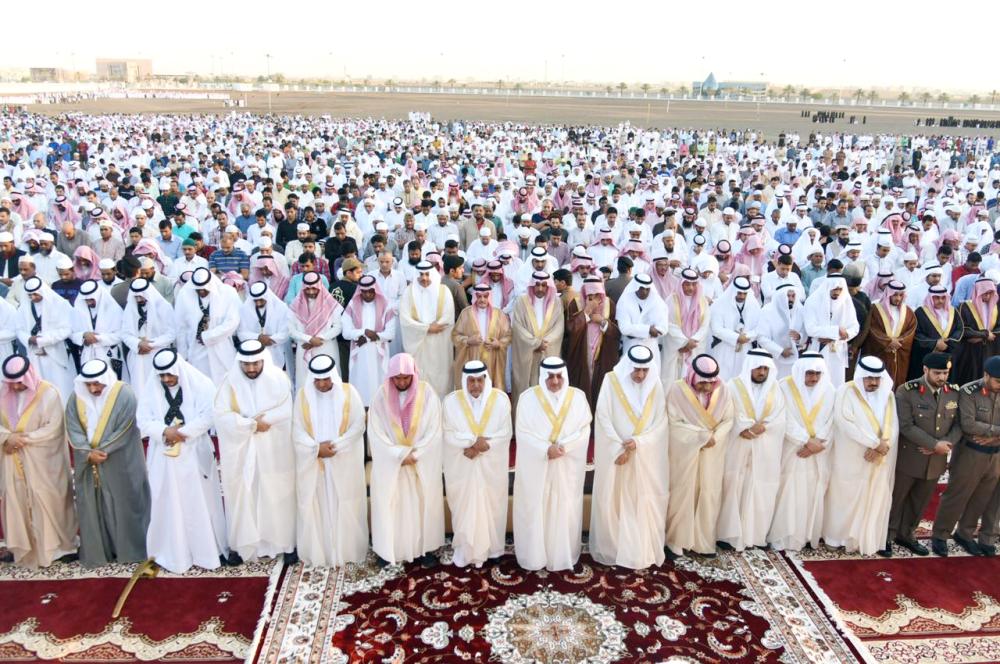 



الأمير فهد بن سلطان يؤدي صلاة العيد مع جموع المصلين في مصلى العيدين بتبوك. (عكاظ)