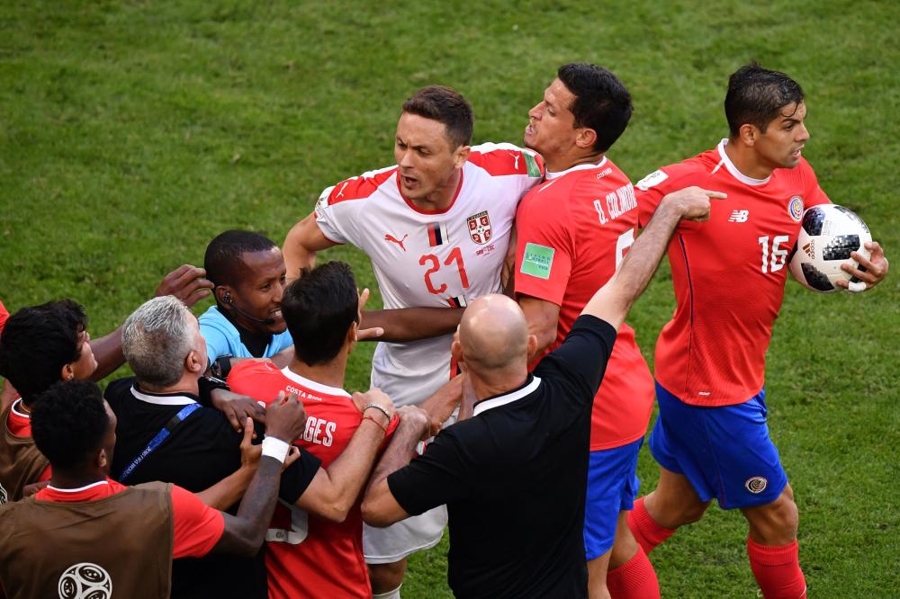 TOPSHOT - Serbia's midfielder Nemanja Matic (C) is held back by Costa Rica players following an altercation with one of their coaches during the Russia 2018 World Cup Group E football match between Costa Rica and Serbia at the Samara Arena in Samara on June 17, 2018. RESTRICTED TO EDITORIAL USE - NO MOBILE PUSH ALERTS/DOWNLOADS
 / AFP / Fabrice COFFRINI / RESTRICTED TO EDITORIAL USE - NO MOBILE PUSH ALERTS/DOWNLOADS
