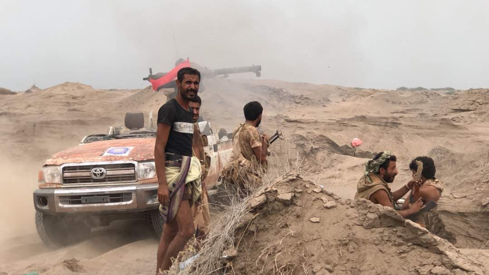 Yemeni pro-government forces man a barricade in the area of al-Fazah in Yemen's Hodeida province on June 16, 2018. The UN envoy for Yemen carried a plan to halt fighting around the key aid port of Hodeida where Huthi rebels have been battling a regional coalition.More than 70 percent of Yemeni imports pass through Hodeida's docks and the fighting has raised UN fears of humanitarian catastrophe in a country already teetering on the brink of famine. / AFP / STRINGER
