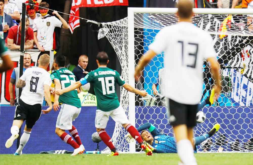 



فرحة مكسيكية بعد تسجيل هدف الفوز في مرمى ألمانيا.