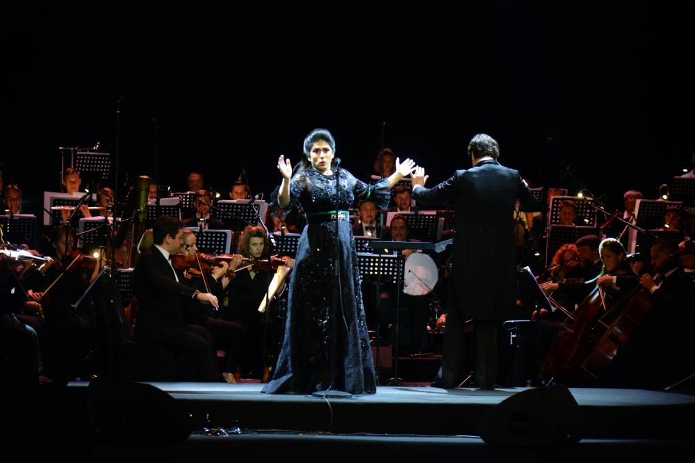 الدكتورة هبة تغني طربا أمام الحضور الكبير (تصوير: ماجد الدوسري)