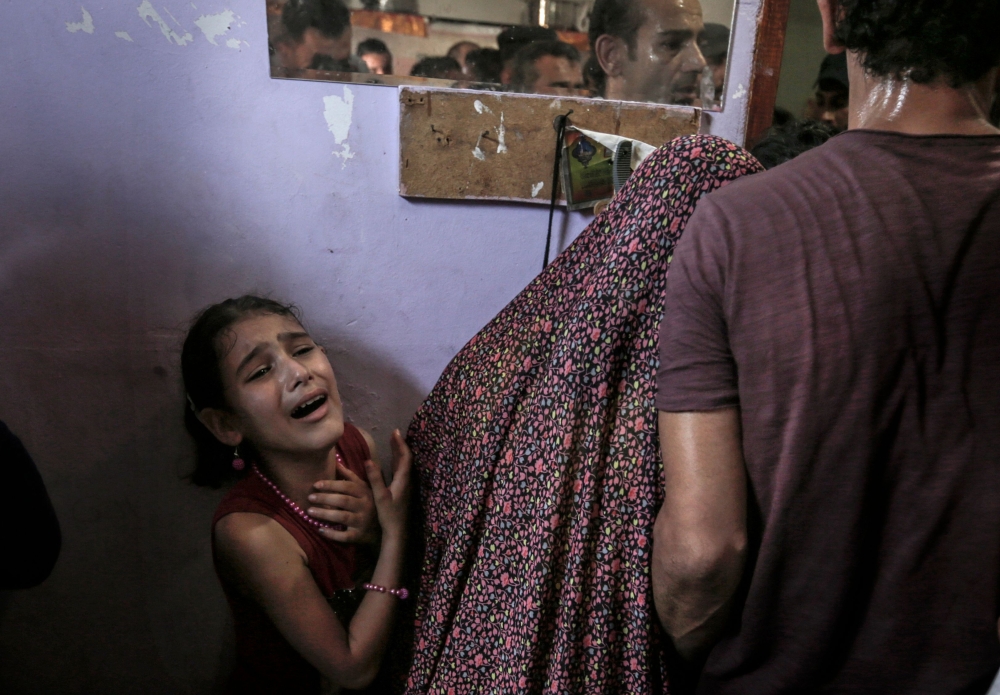 Relatives and friends of Sabri Ahmed Abu Khader, 24, mourn during his funeral in Gaza City on June 18, 2018.  Sabri was killed by Israeli fire near the Gaza Strip's border with Israel, the health ministry in the Hamas-ruled territory said. 
 / AFP / MAHMUD HAMS
