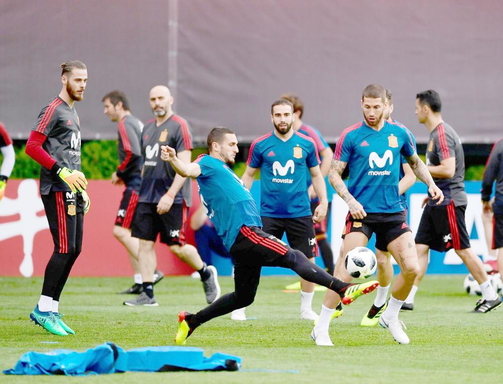 



لاعبو المنتخب الإسباني يواصلون تدريباتهم لمواجهة إيران.
