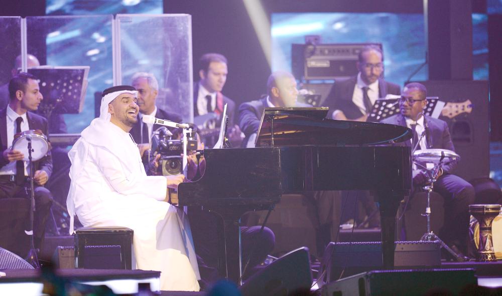 


حسين الجسمي عازفا ومغنيا. (تصوير: سامي الغامدي)

