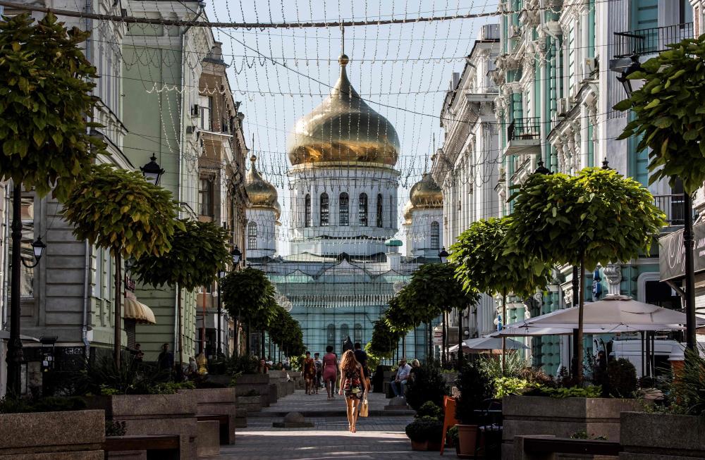 A photo taken on August 21, 2017 shows a pedestrian street with the Assumption Cathedral at the background in the centre of the southern Russian city of Rostov-on-Don. Rostov-on-Don is one of the 11 host cities for the 2018 FIFA World Cup football tournament. / AFP / Mladen ANTONOV
