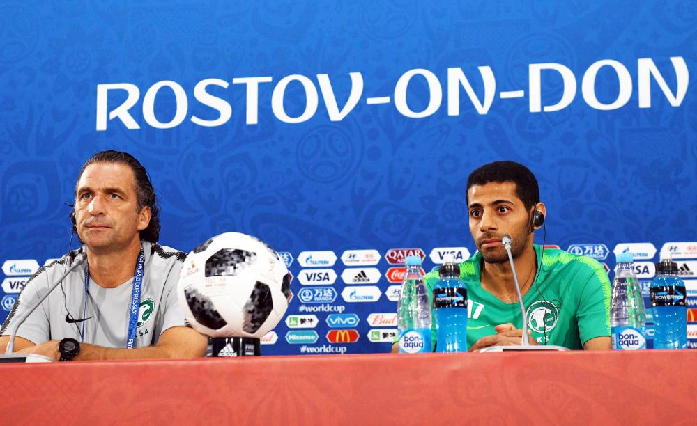 



مدرب المنتخب بيتزي واللاعب تيسير الجاسم خلال المؤتمر الصحفي.