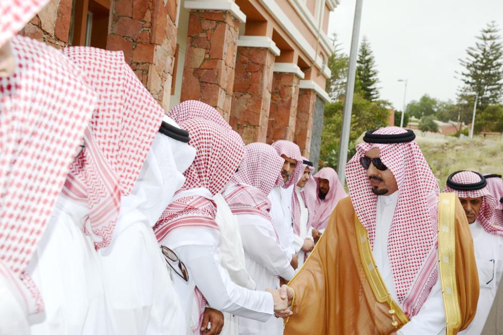 



الأمير فيصل بن خالد معزيا أقارب أسرة الشهيد النقيب آل مشاوي. (تصوير: يحيى الفيفي)
