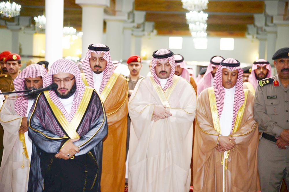 



الأميران فيصل بن خالد وتركي بن طلال أثناء الصلاة على الشهيد.