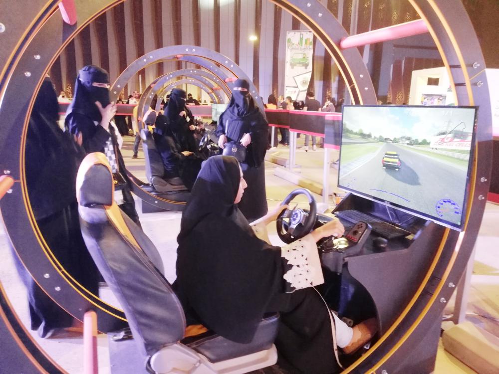 



متدربة تطبق برنامج محاكاة القيادة في الرياض. (تصوير: ماجد الدوسري)