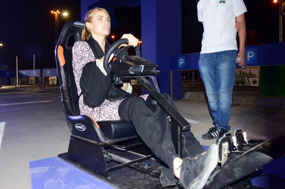 



زائرة خلال تجربتها جهاز تعلم القيادة بالرياض.